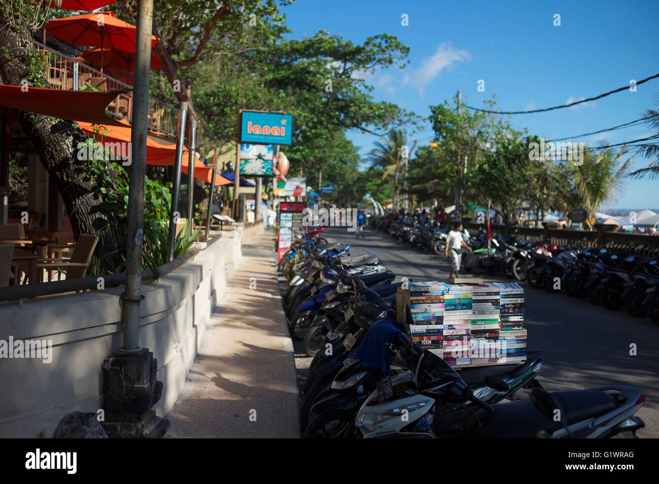 Livres sur une moto garée près de la plage de Kuta, Bali, Indonésie Banque D'Images