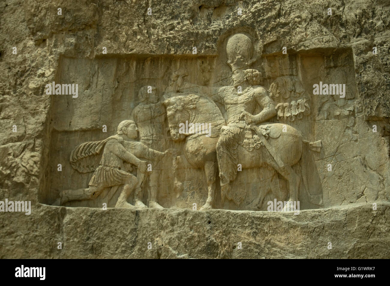 À Naqsh-e-Rostam en Iran un célèbre relief de grès est à voir ci-dessous le tombeau de Darius le Grand Banque D'Images