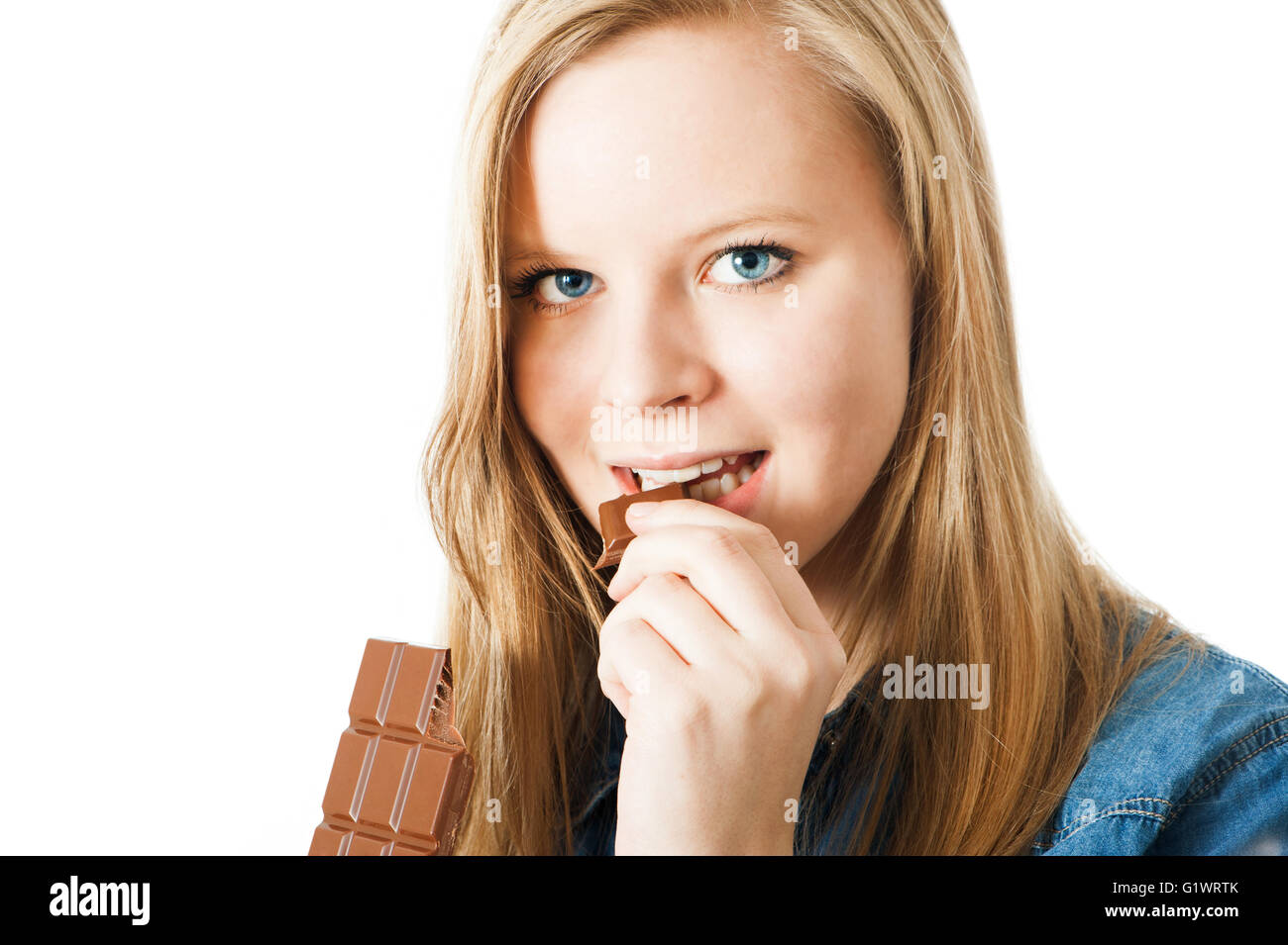 Fille de mordre une barre de chocolat Banque D'Images