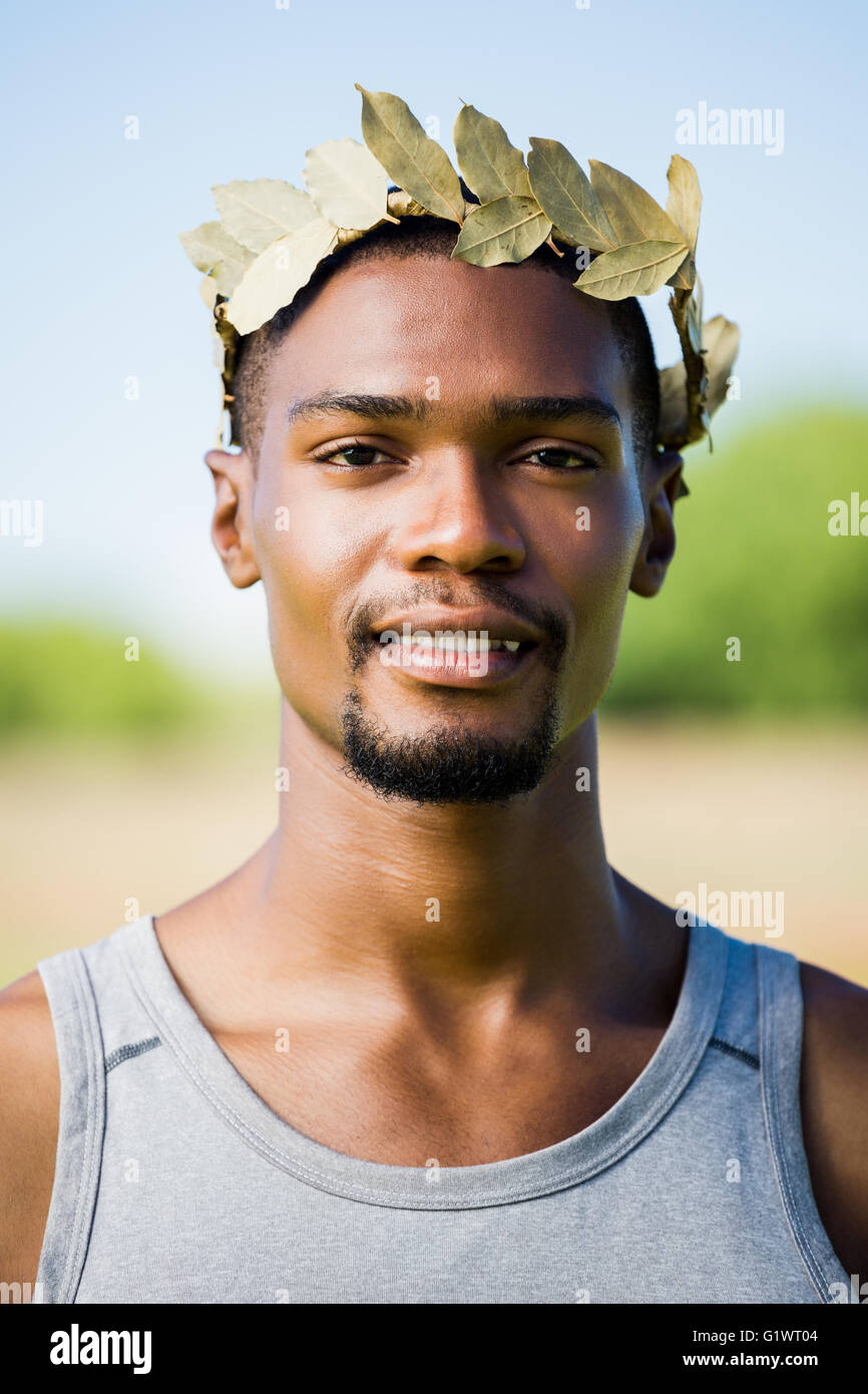 Athlète confiante wearing wreath Banque D'Images