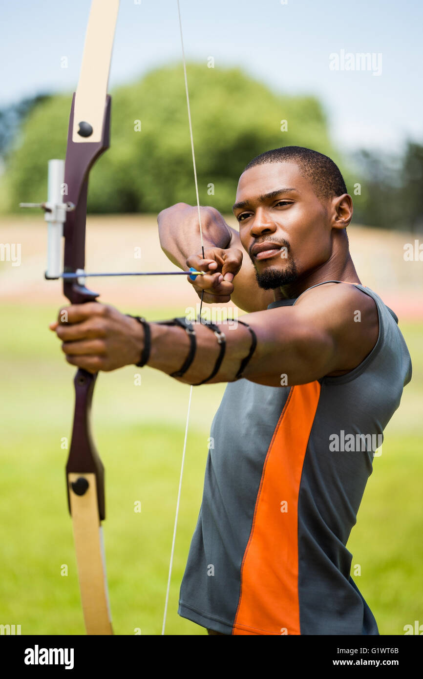 Athlète practicing archery Banque D'Images