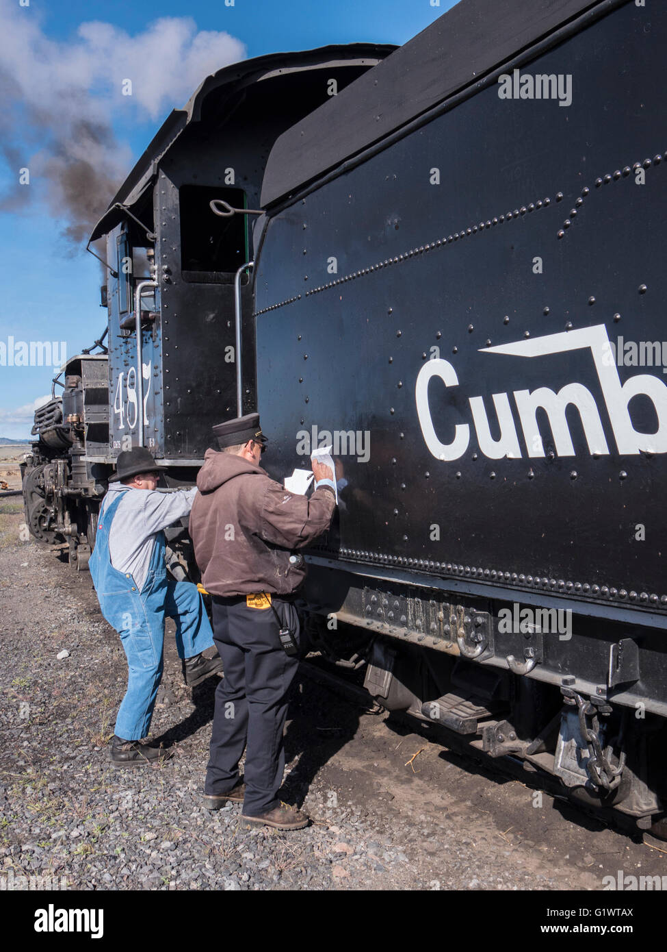 Ingénieur et Chef d'orchestre les informations relatives à l'examen, Cumbres & Scenic Railroad toltèque entre Chama, Nouveau Mexique Banque D'Images