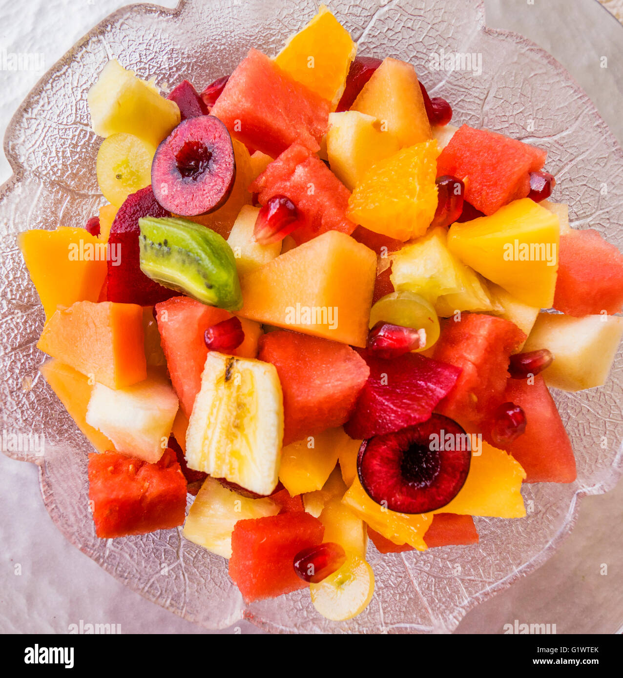 Salade de fruits d'eau, melon, mangue, melon, rock melon de miel, pomme, poire, kiwi, cerise, prune, banane, raisin, grenade Banque D'Images