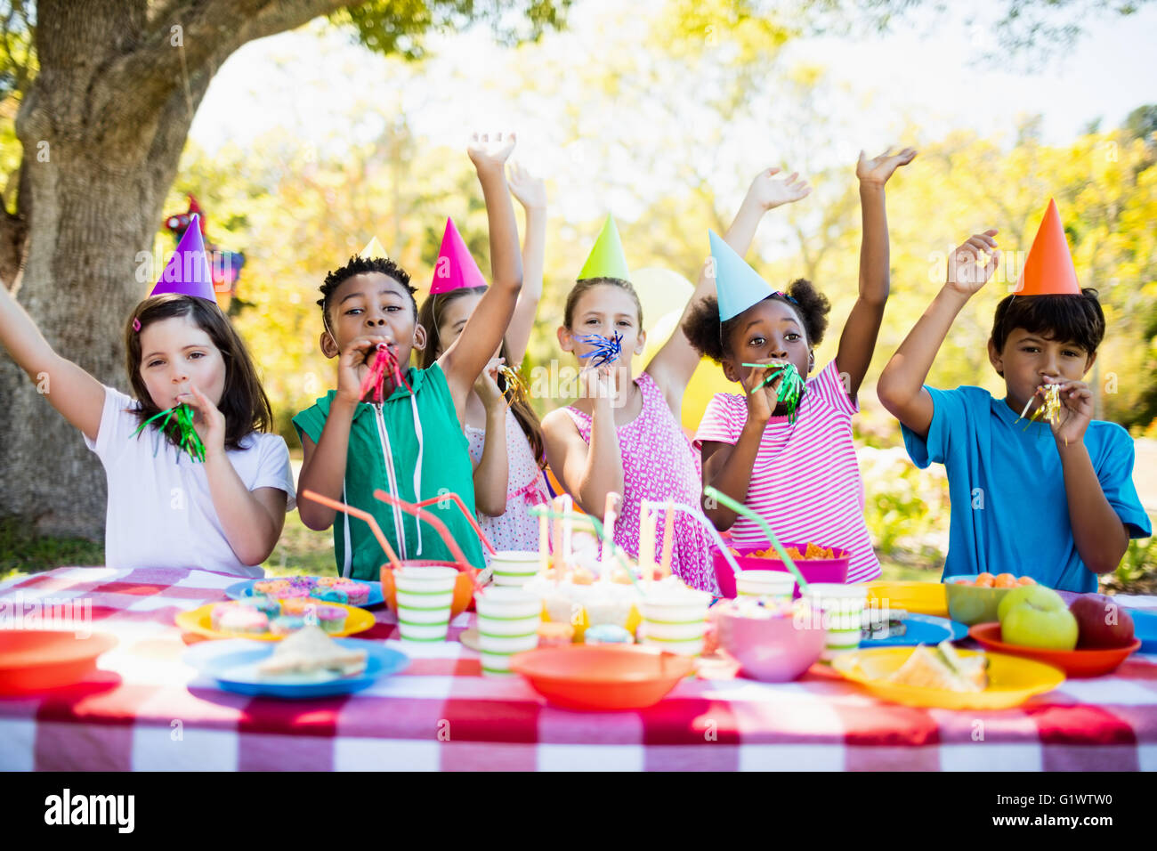 Les enfants s'amusant mignon pendant une fête d'anniversaire Banque D'Images Les enfants s'amusant mignon pendant une fête d'anniversaire Banque D'Images