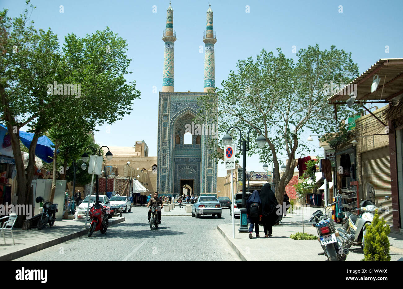 Exterior Street View de la principale mosquée de Yadz, la Masjed-e-Jame avec ses minarets Banque D'Images