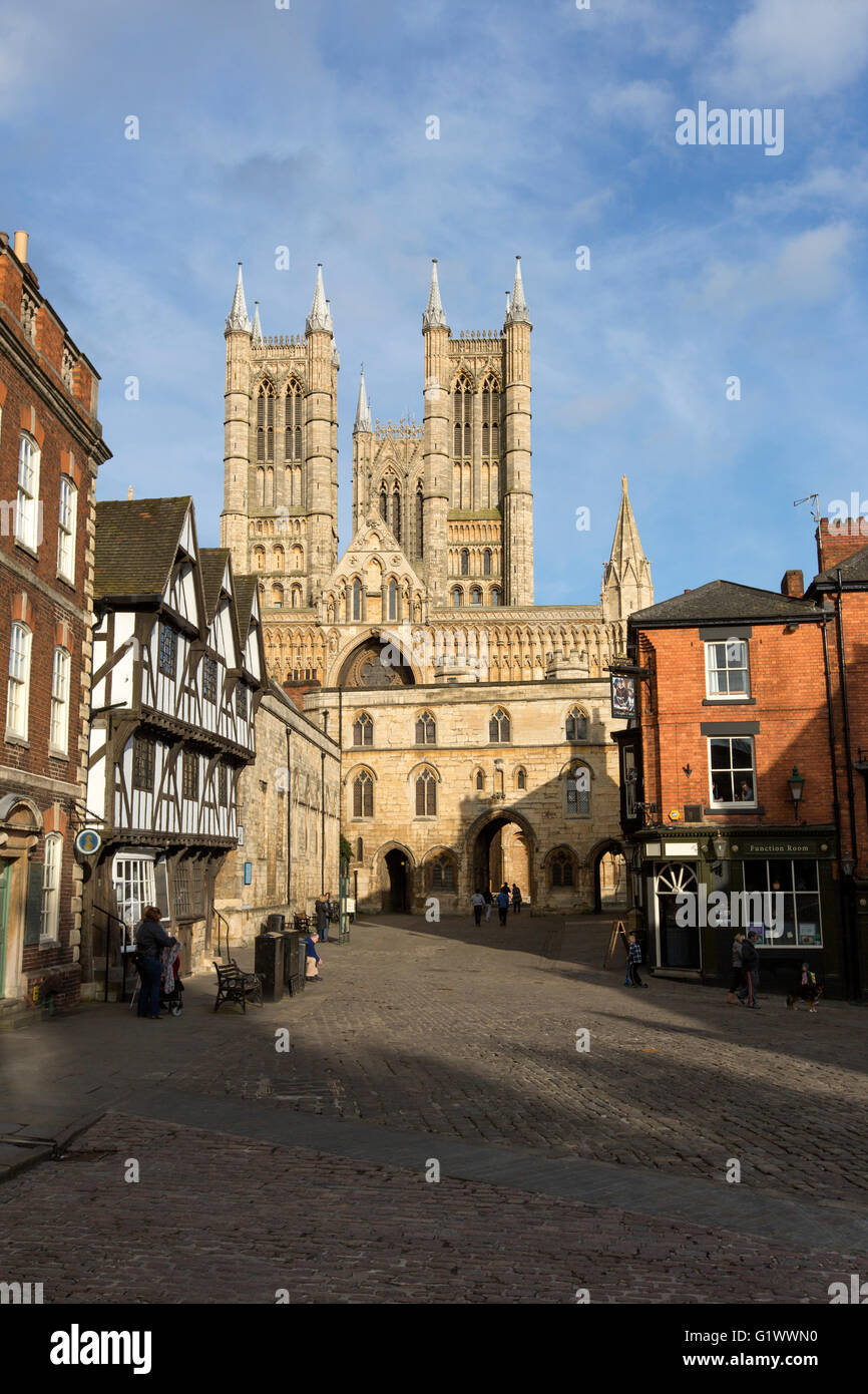 La maison Pemberton Leigh à Castle Hill avec l'ouest avant de la cathédrale de Lincoln vue à travers l'Échiquier Gate, Lincoln Banque D'Images