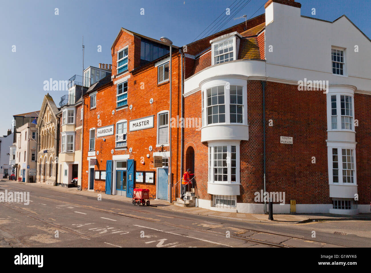 Un postier livrer du courrier sur le quai à Weymouth, Dorset, England, UK Banque D'Images