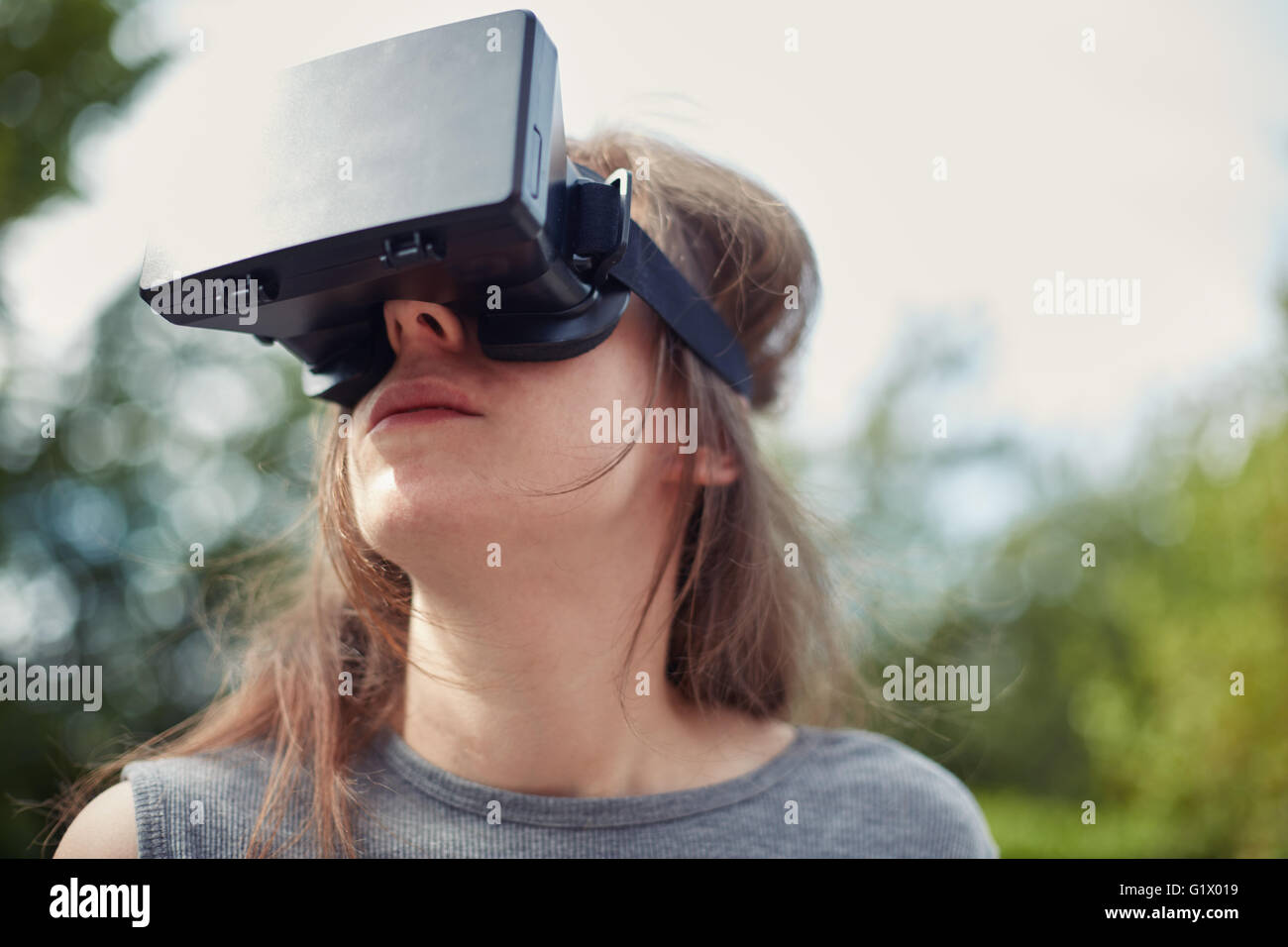 Jeune femme à l'aide d'un casque de réalité virtuelle Banque D'Images