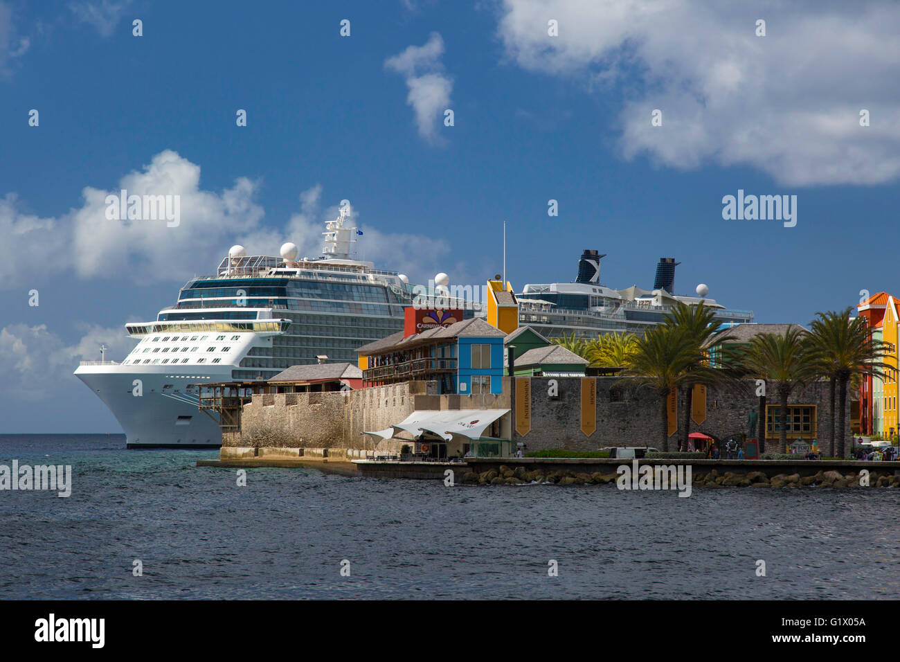 "Réflexion" Celebrity Cruise ship dwarfs l'historique Fort Rif (b. 1828) à Willemstad, Curaçao, Antilles Banque D'Images