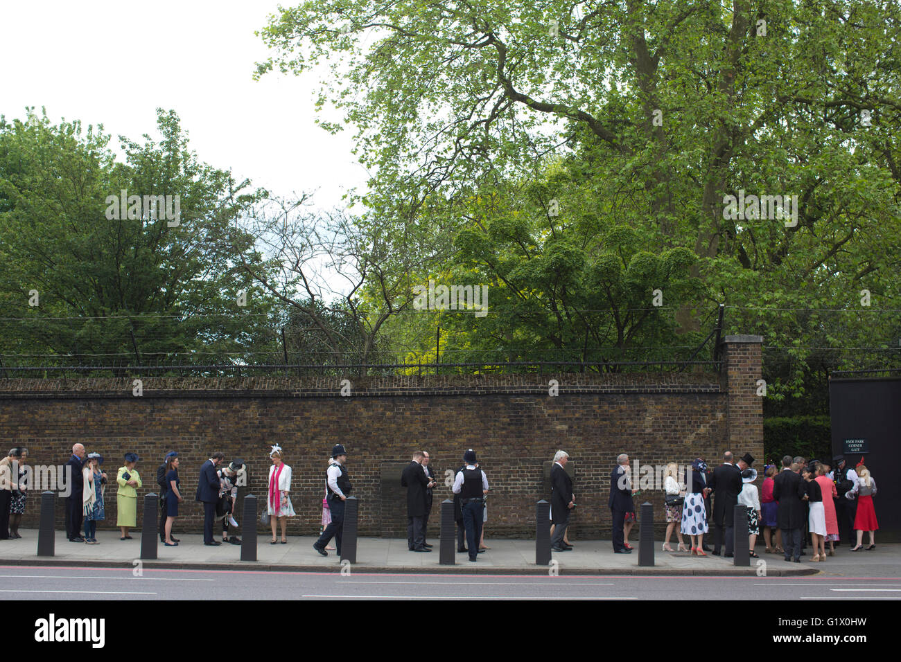Les participants à l'assemblée annuelle de la Famille Royal Garden Party à l'extérieur de la file d'entrée de Buckingham Palace, Londres, UK Banque D'Images