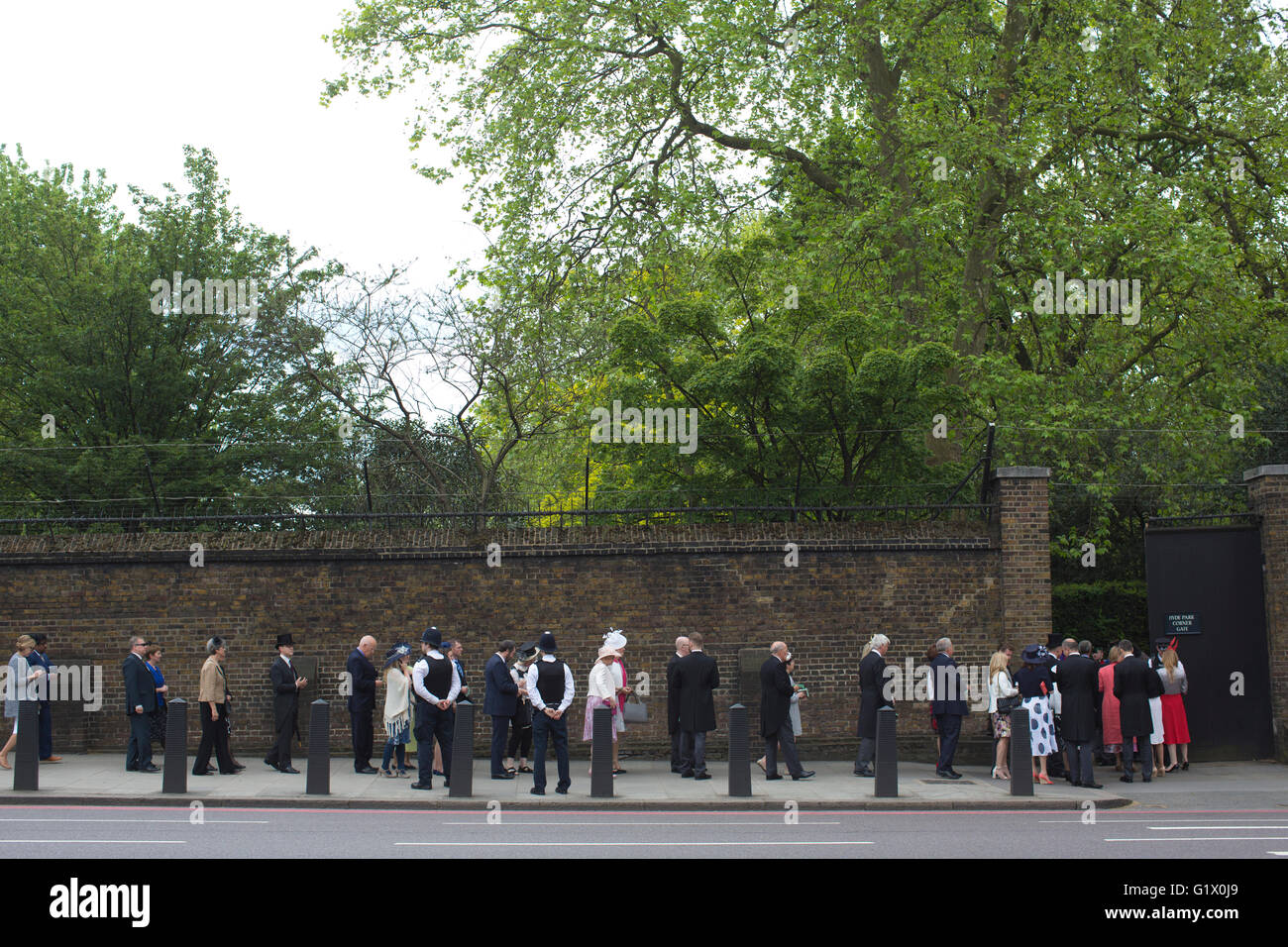 Les participants à l'assemblée annuelle de la Famille Royal Garden Party à l'extérieur de la file d'entrée de Buckingham Palace, Londres, UK Banque D'Images