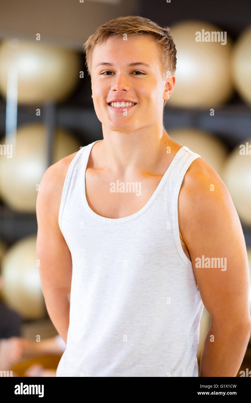Jeune homme souriant en costume d'entraînement au gym Banque D'Images