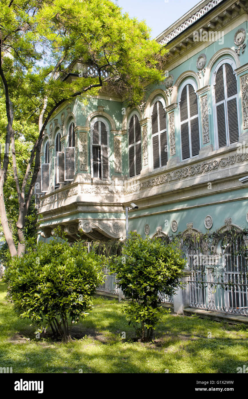 Ancien hôtel particulier traditionnel par Bosphore à Istanbul Banque D'Images