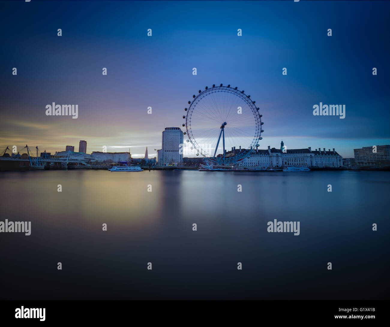 Heure d'or longue exposition du London Eye à l'aube. Banque D'Images