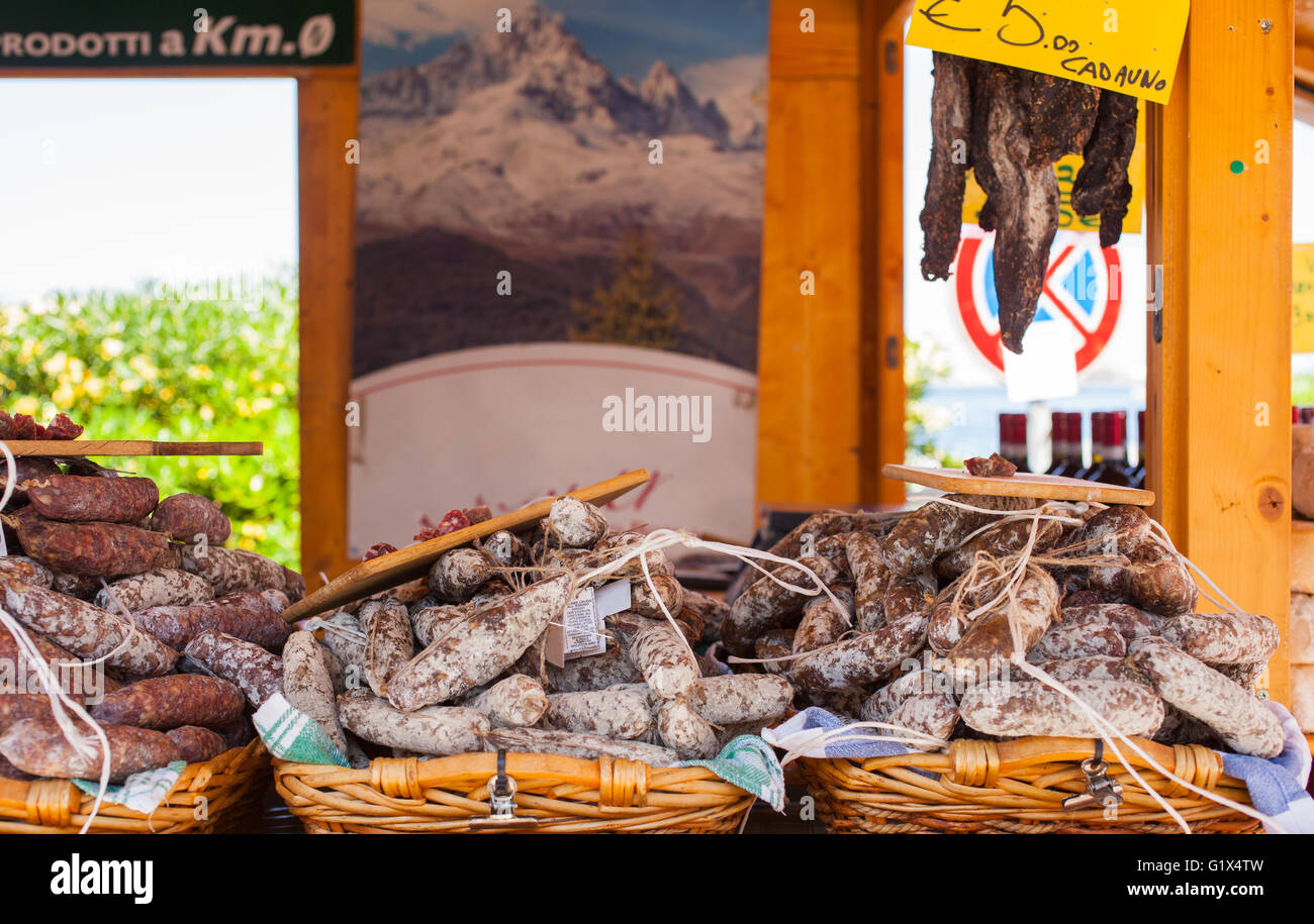 Close up of delicious salami italien sur le panier en osier Banque D'Images