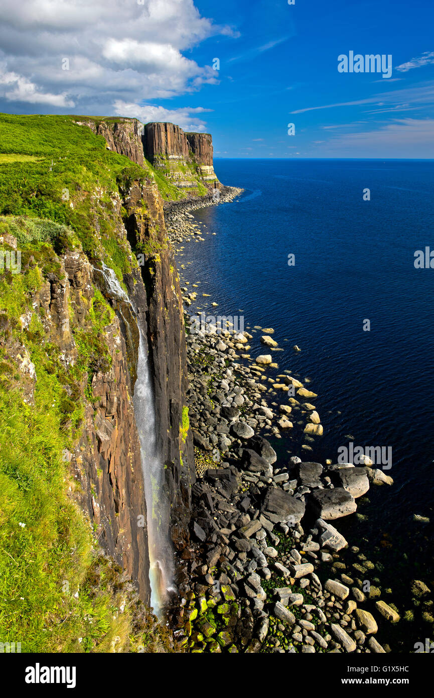 Mealt Cascade et les falaises de basalte Kilt Rock Oban, Ile de Skye, Ecosse, Grande-Bretagne Banque D'Images