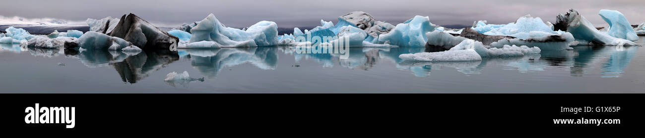 La glace, les icebergs avec des traces de cendres volcaniques, lac glaciaire, lagon glaciaire du glacier Vatnajökull, Jökulsarlon, Panorama Banque D'Images