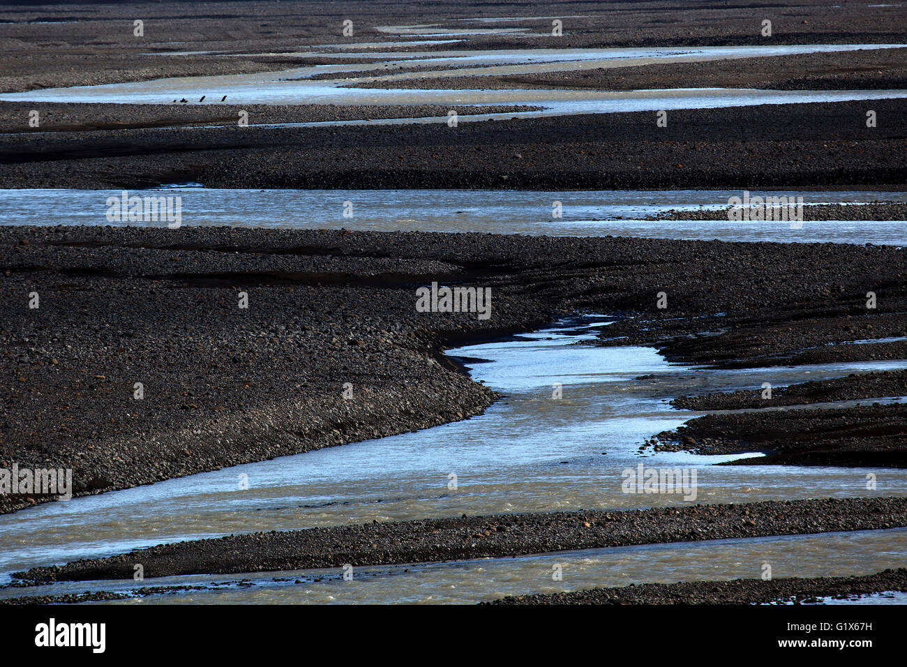 L'écoulement glaciaire se retrouvent dans la plaine de sable volcanique Skeidararsandur, Région du Sud, Islande Banque D'Images