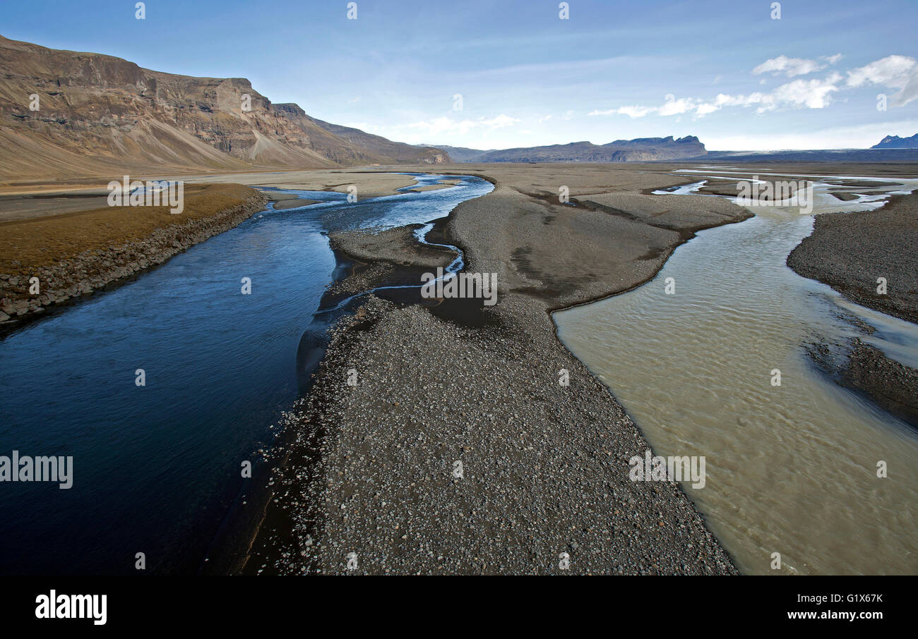 L'écoulement glaciaire se retrouvent dans la plaine de sable volcanique Skeidararsandur, Région du Sud, Islande Banque D'Images