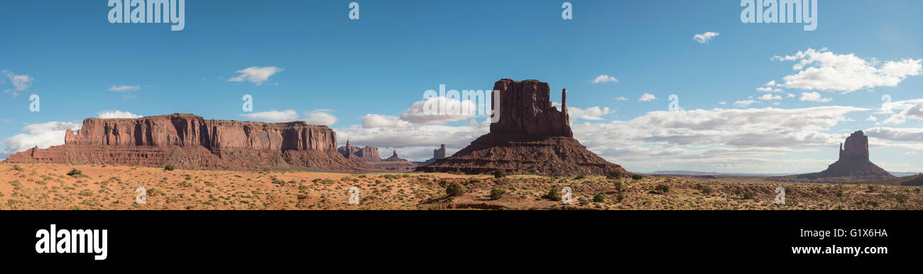 Une route panoramique, Monument Valley, ciel bleu avec des nuages Navajo Tribal Park, Navajo Nation, Arizona, Utah, USA Banque D'Images