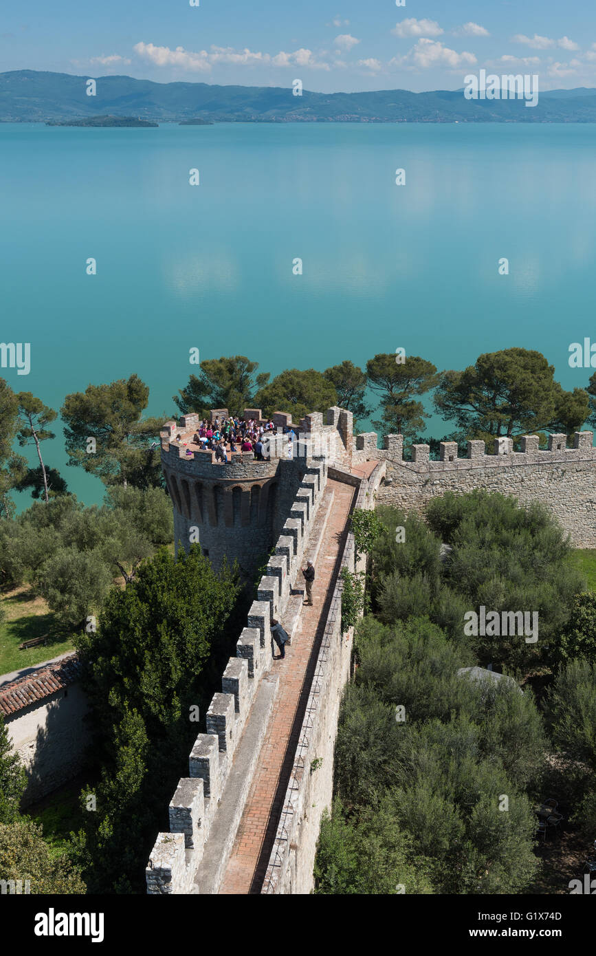 Mur de forteresse avec les touristes, donnant sur le lac Trasimène, Lago Trasimeno, Castello del Leone, Castiglione del Lago, Ombrie, Italie Banque D'Images
