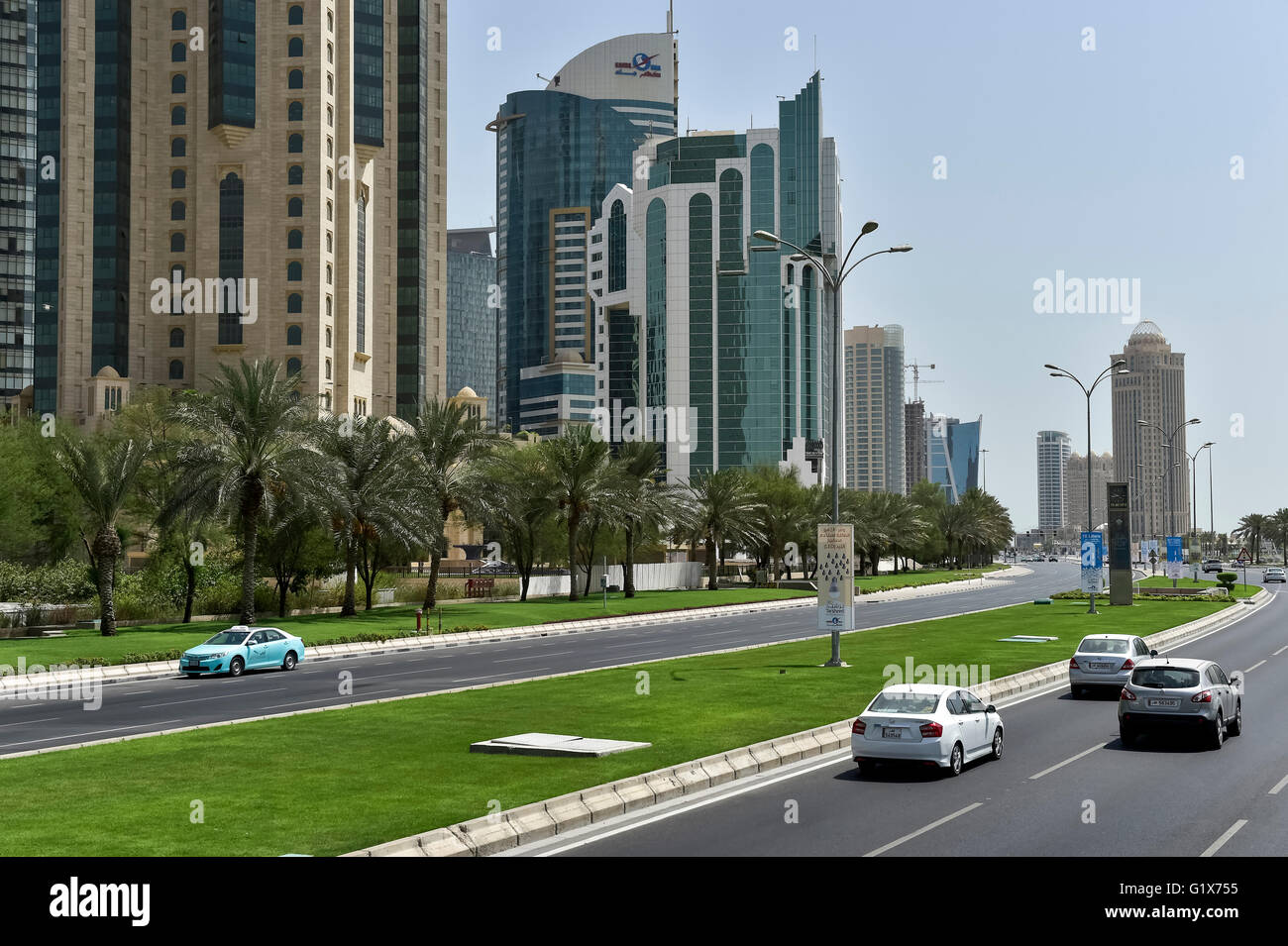 Al Corniche Street et gratte-ciel à Doha, Qatar Banque D'Images