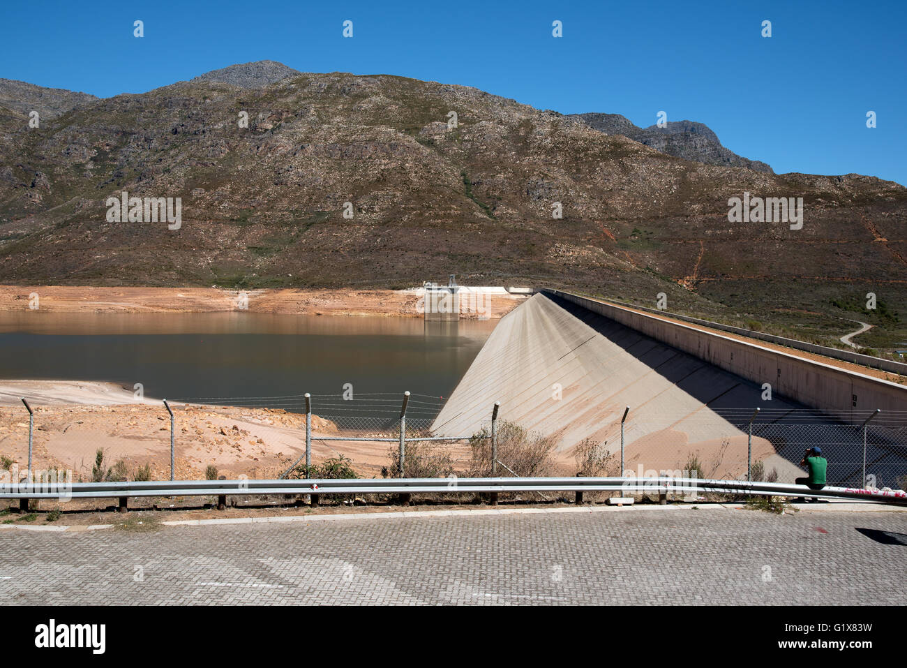 Barrage de la rivière BERG FRANSCHHOEK WESTERN CAPE AFRIQUE DU SUD - Le mur de barrage et un faible niveau d'eau du réservoir du barrage de la rivière Berg Banque D'Images