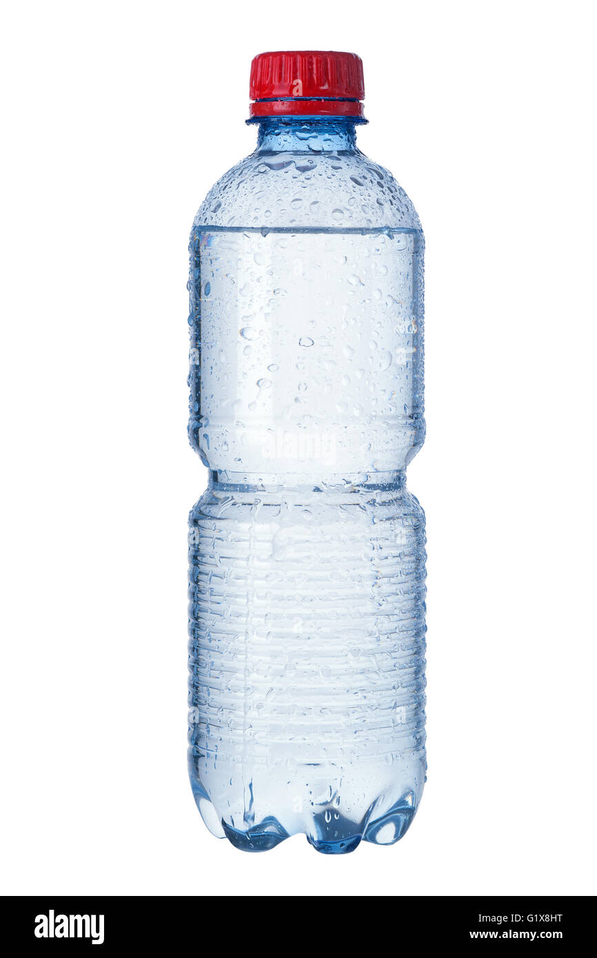 Photo d'une bouteille d'eau minérale. Les gouttelettes d'eau sont visibles et chemin de détourage est inclus. Banque D'Images