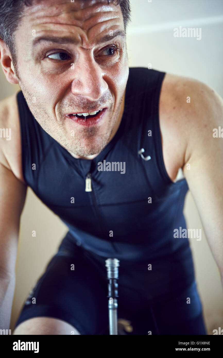 Portrait d'un homme sur sa bicyclette pour un triathlon Formation Banque D'Images
