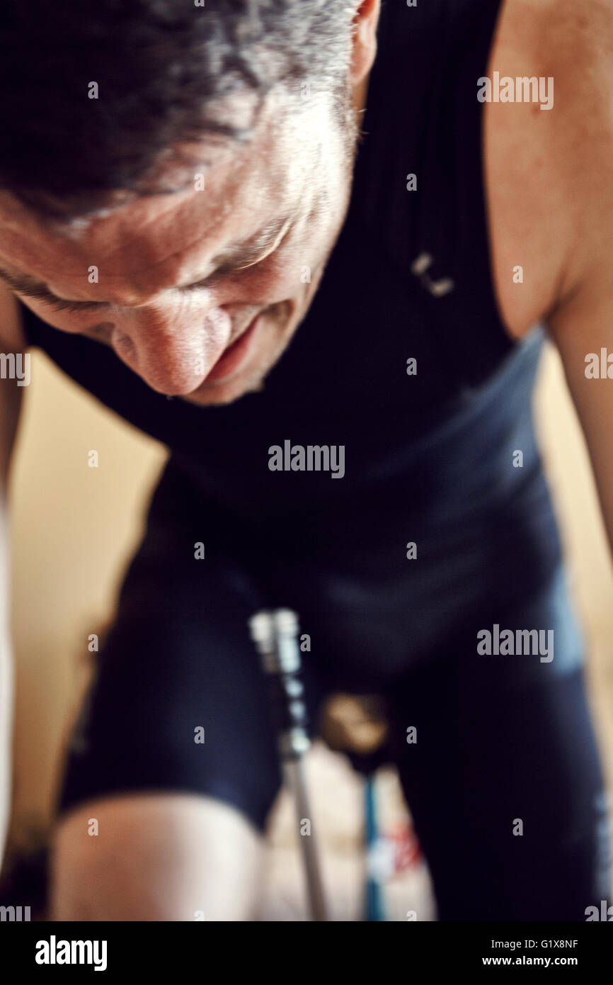 La formation de l'homme difficile pour un triathlon Banque D'Images