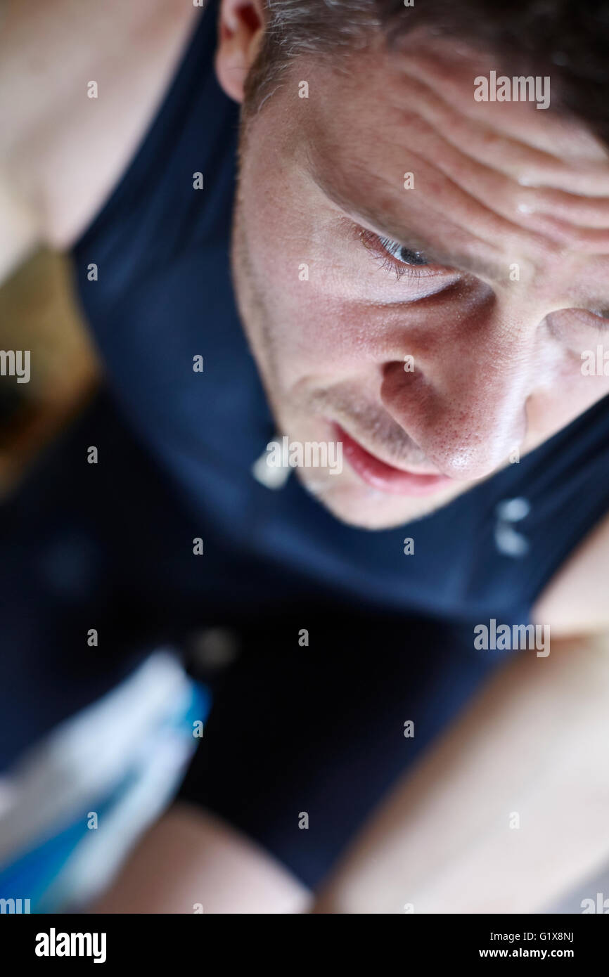 Portrait d'un homme sur un vélo entraînement pour un triathlon Banque D'Images