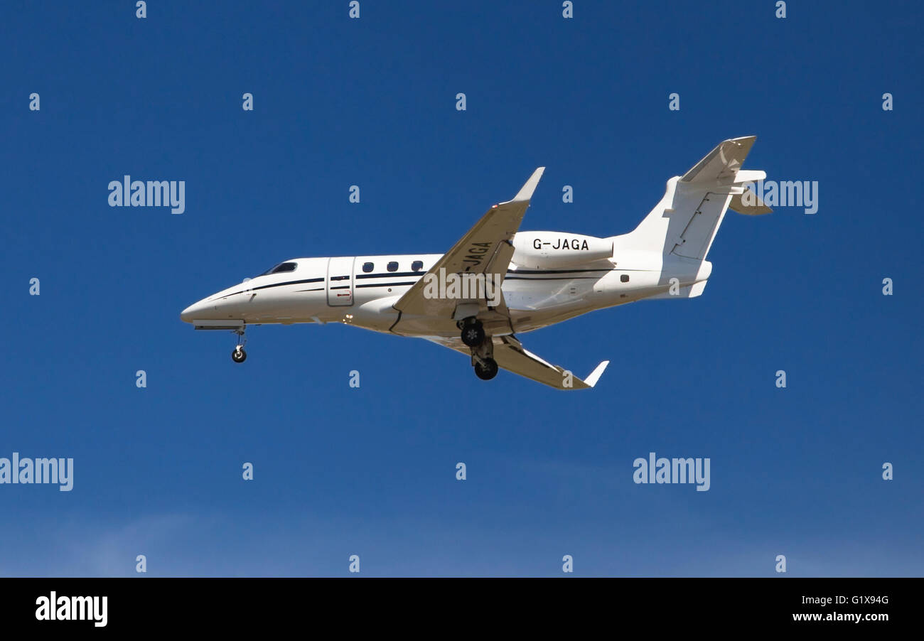 Un Embraer EMB-505 Phenom 300 à l'approche de l'aéroport El Prat de Barcelone, Espagne. Banque D'Images