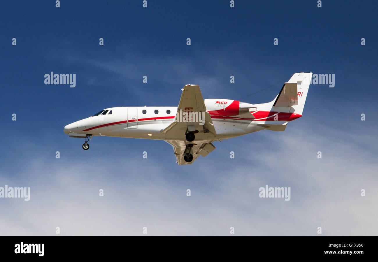 Voler un Cessna 560XL Tyrol Citation Excel s'approchant pour l'aéroport El Prat de Barcelone, Espagne. Banque D'Images