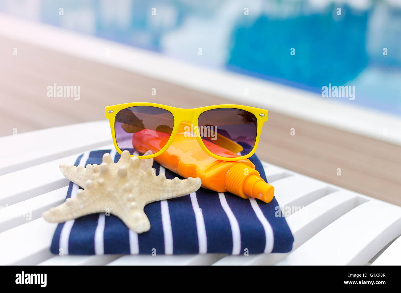 Lunettes de soleil et les choses sur une chaise longue au bord de la  piscine Photo Stock - Alamy