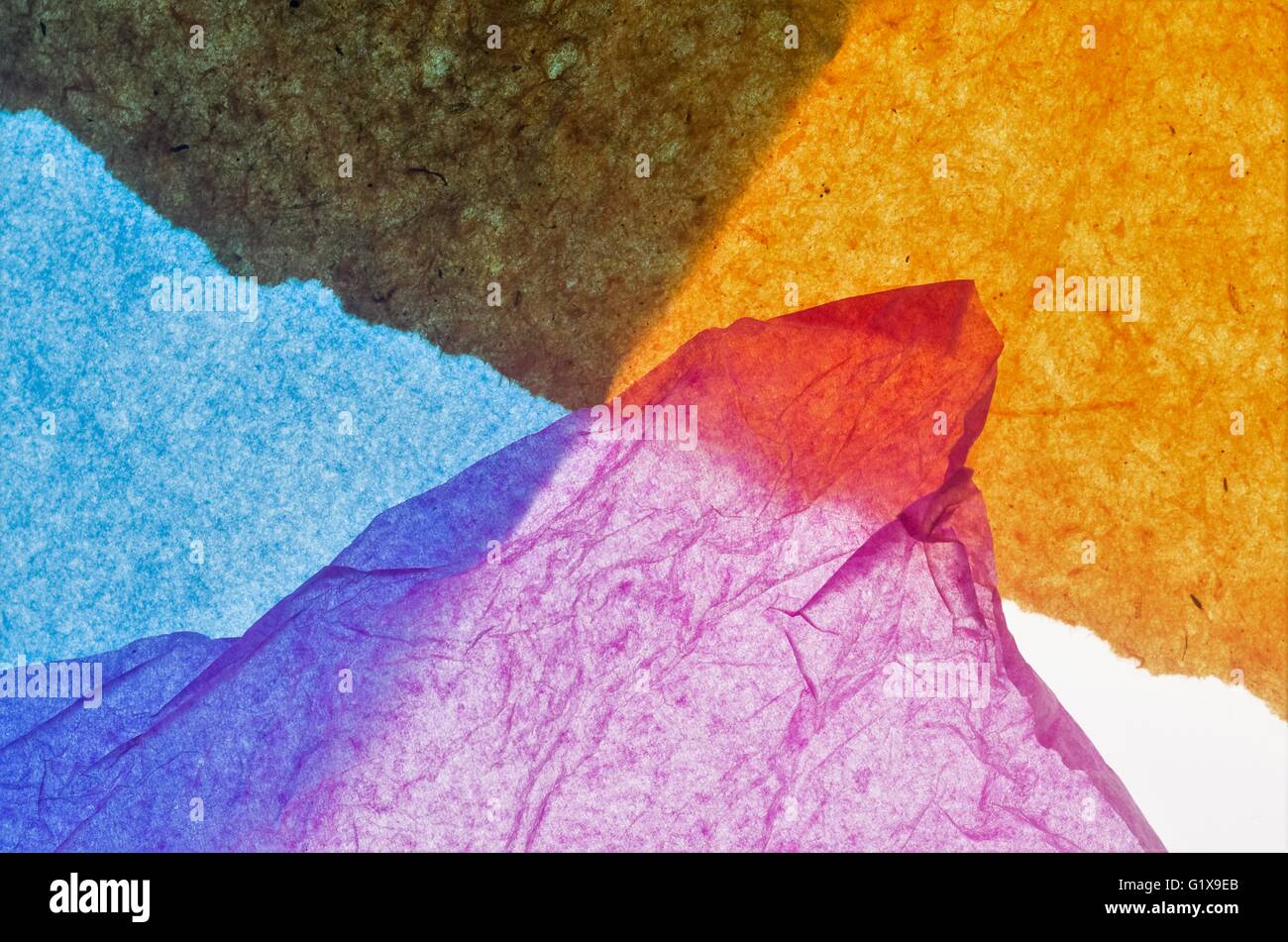 Composition abstraite faite avec du papier de soie coloré pour enfatize de textures et de couleurs Banque D'Images