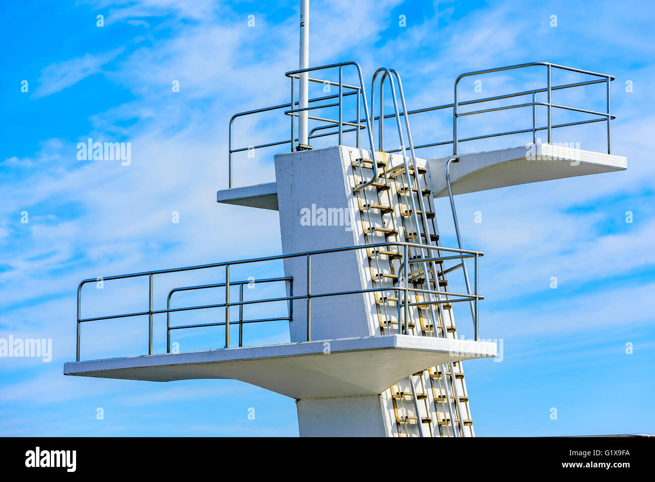Détail d'un public blanc tour de plongée ou plateforme de plongée contre un ciel bleu. Banque D'Images