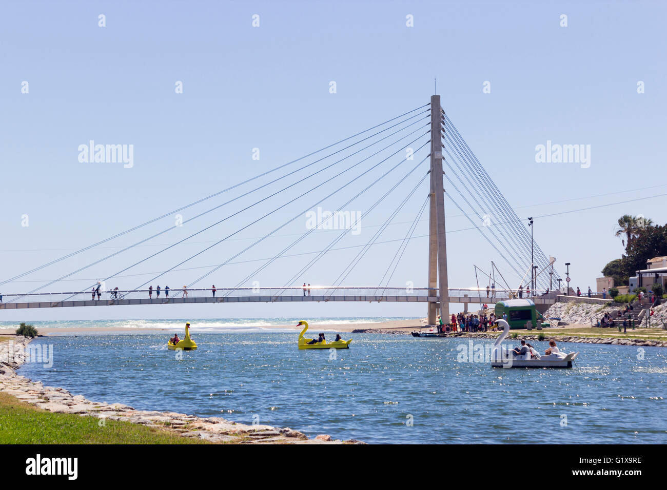 Fuengirola, Malaga, Costa del Sol, Espagne. La passerelle piétonne sur la rivière Fuengirola. Banque D'Images
