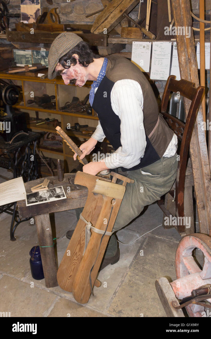 Dent Village Museum and Heritage Centre, Dent, Yorkshire Dales, Angleterre. La vie d'un modèle de taille d'un homme faisant un râteau à foin. Banque D'Images