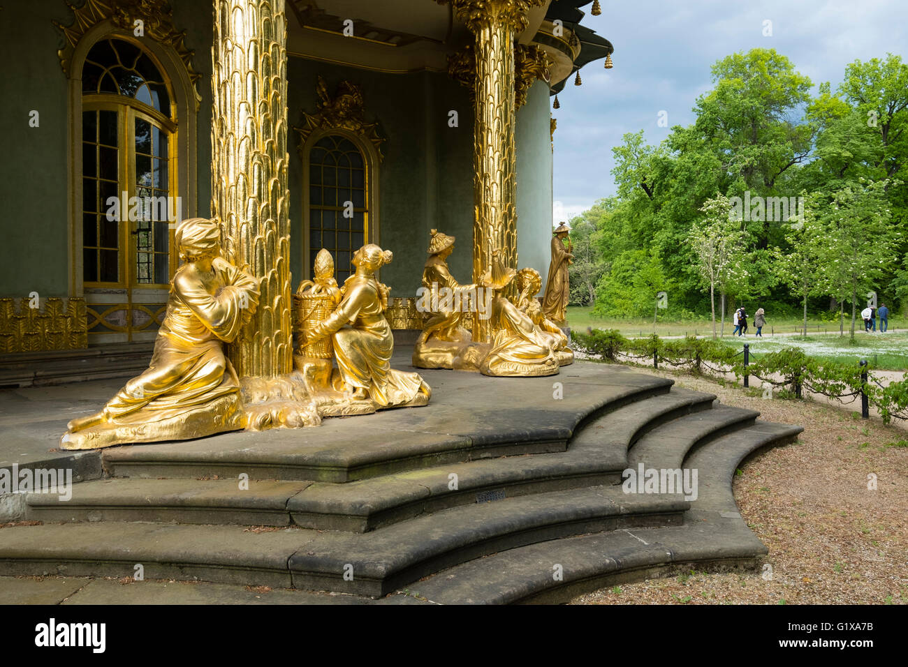 Statues en or décorer thé Chinois dans la région de Sanssoucci park à Potsdam, Brandebourg, Allemagne Banque D'Images