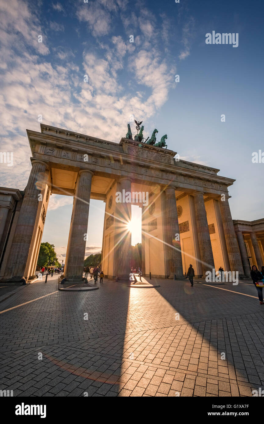 Soleil du soir qui brillait à travers la Porte de Brandebourg à Berlin Allemagne Banque D'Images