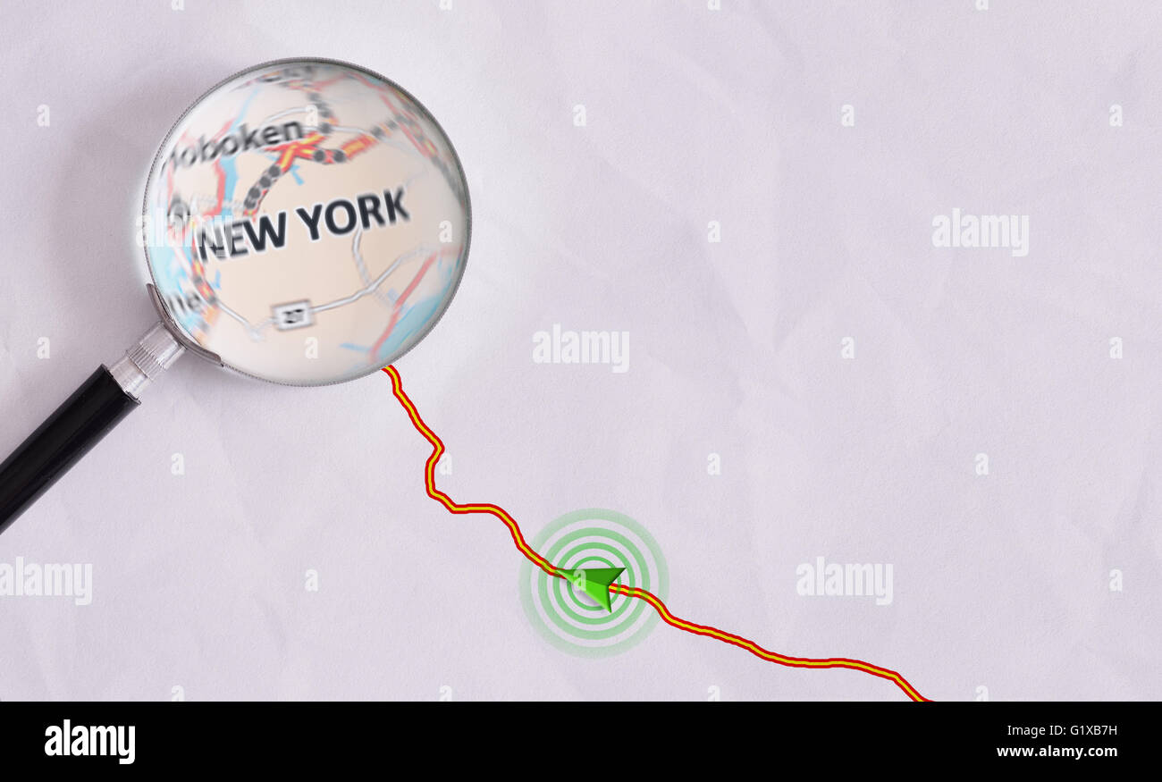 Itinéraire sur feuille de papier avec la symbologie GPS et loupe, mettant en évidence l'État de New York. Itinéraire de voyage Concept Banque D'Images