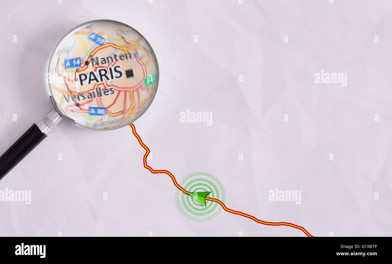 Itinéraire sur feuille de papier avec le GPS et de la symbologie loupe mettant Paris. Itinéraire de voyage Concept Banque D'Images