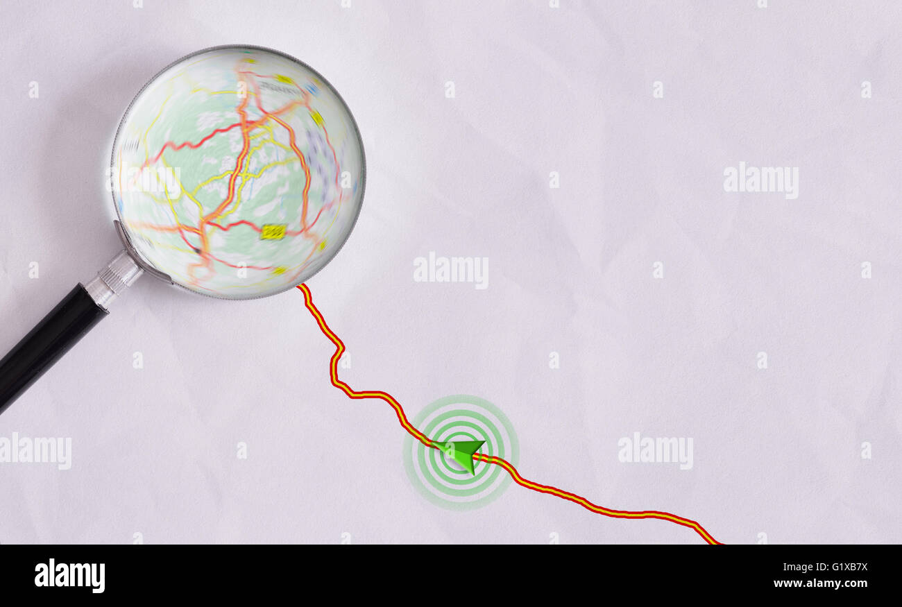Itinéraire sur feuille de papier avec le GPS et de la symbologie loupe mettant en évidence sur la carte. Concept itinéraire vers une destination de voyage Banque D'Images