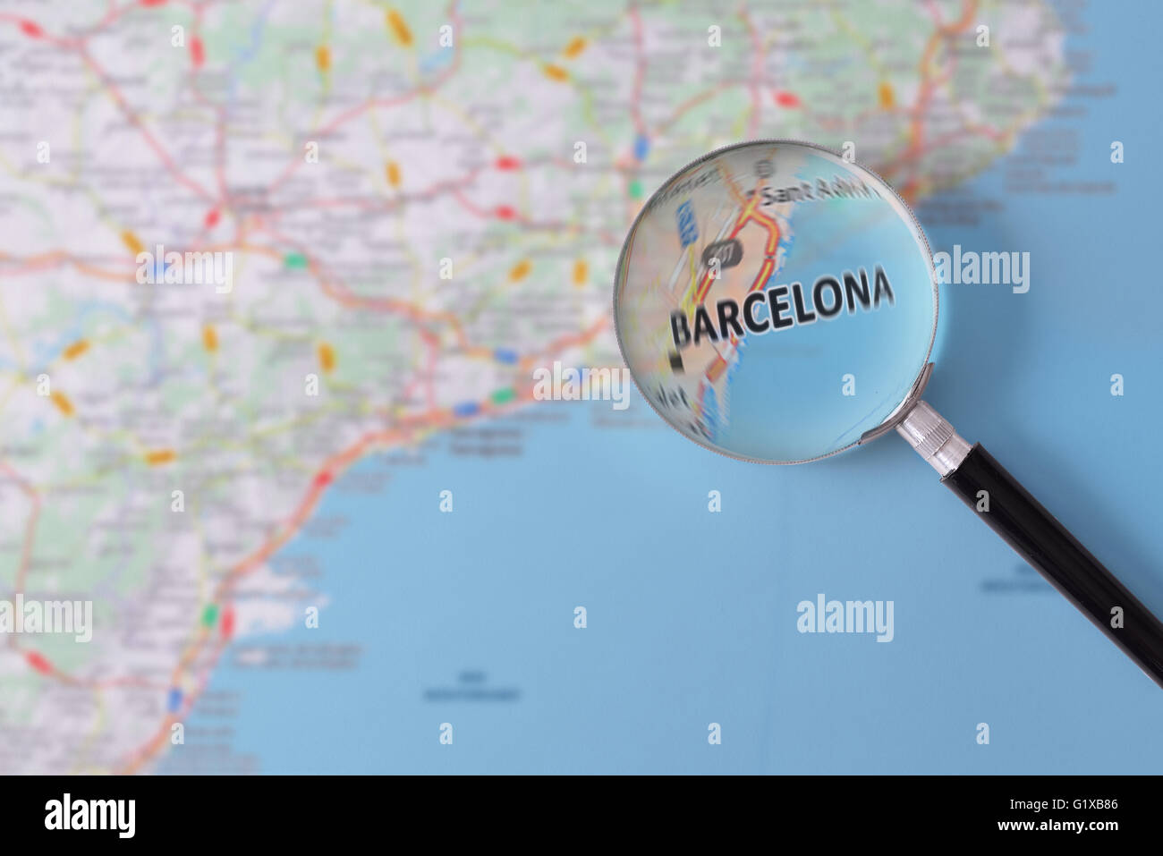 Carte de Barcelone a consulté à l'aide d'une loupe en surbrillance le nom de la ville Banque D'Images