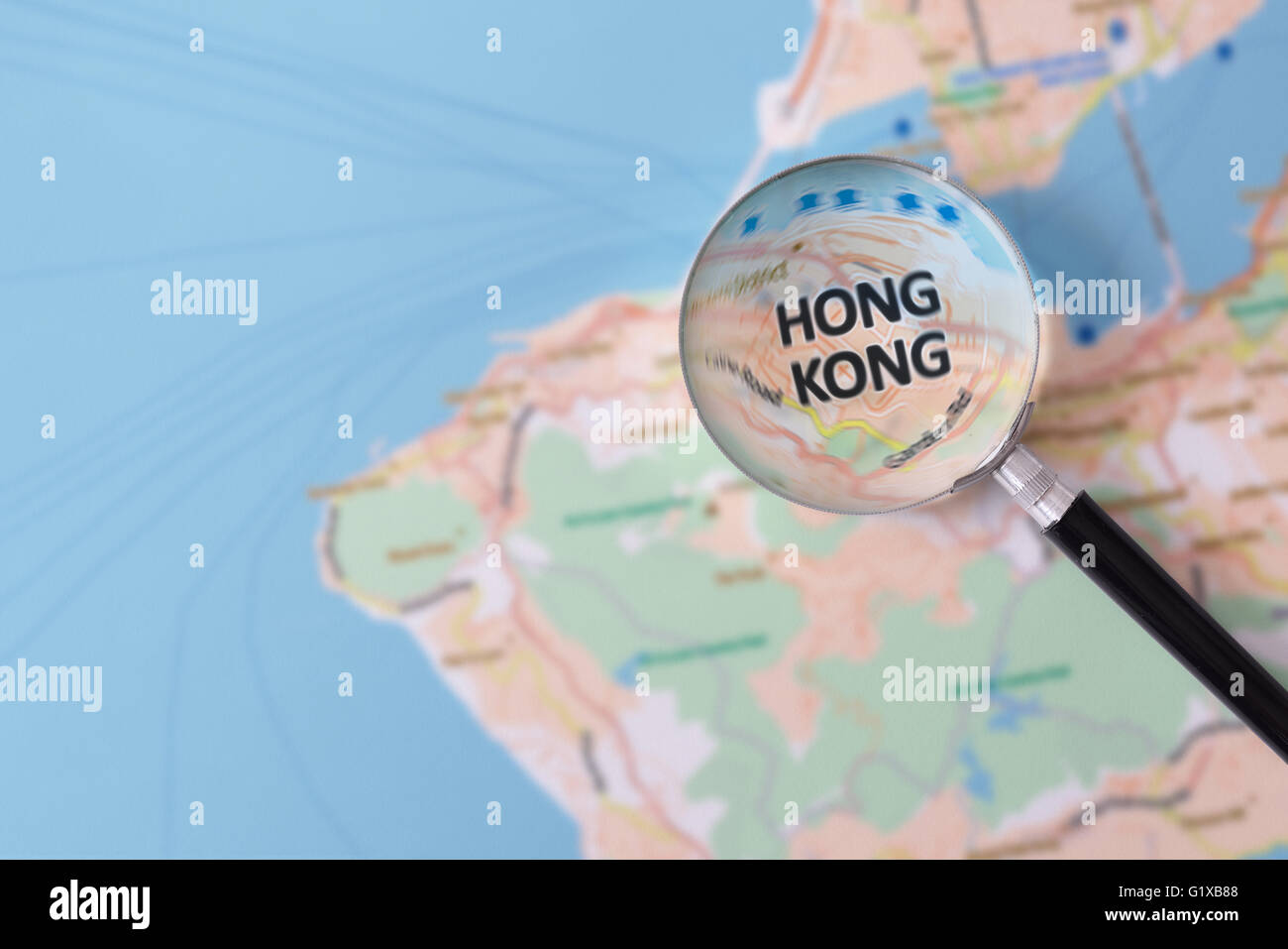 Carte de Hong Kong a consulté à l'aide d'une loupe en surbrillance le nom de la ville Banque D'Images