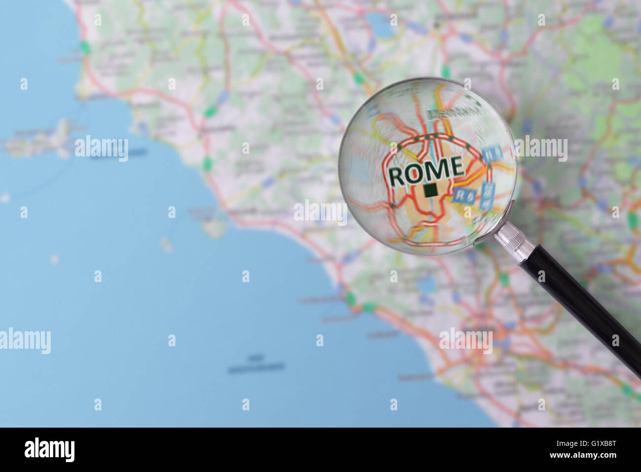 Carte de Rome a consulté à l'aide d'une loupe en surbrillance le nom de la ville Banque D'Images