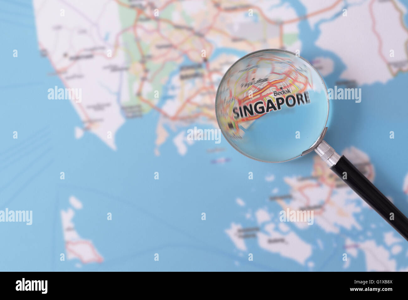 La carte de Singapour a consulté à l'aide d'une loupe en surbrillance le nom de la ville Banque D'Images