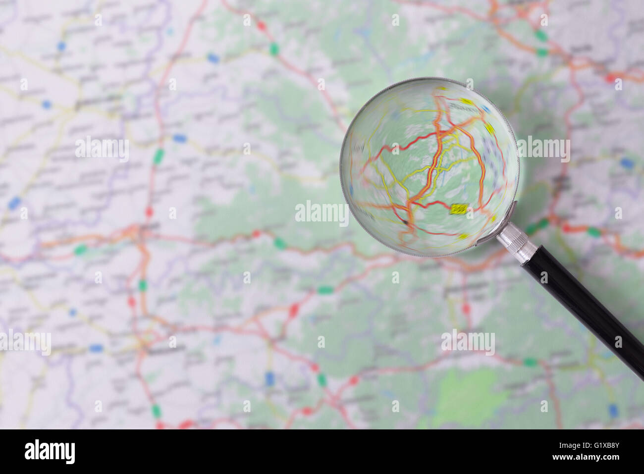 Loupe consulting de route. Planification d'itinéraire de voyage Concept Banque D'Images