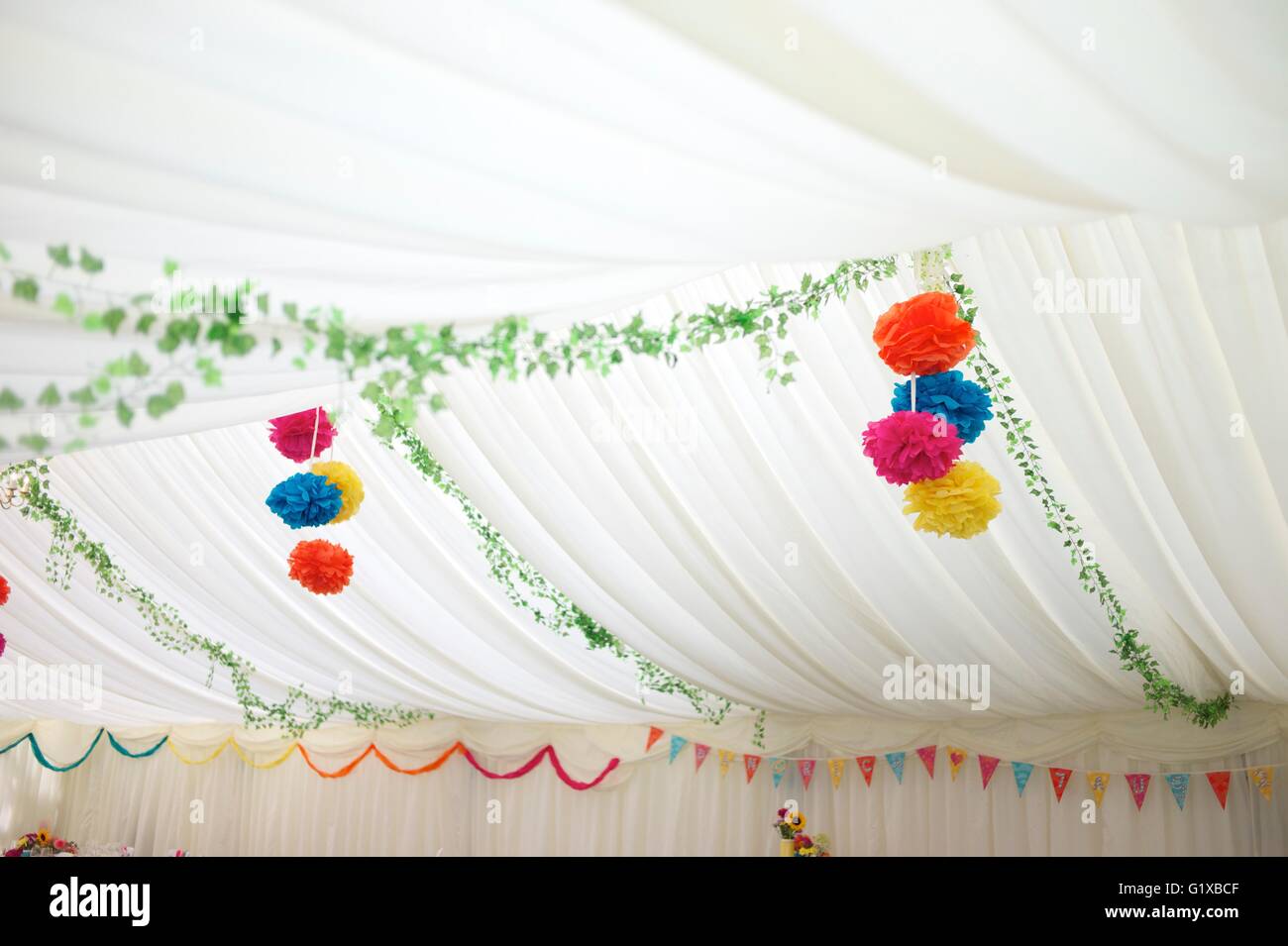 Toit de Marquee de mariage orné de décorations colorées prêt pour la fête de mariage. Banque D'Images