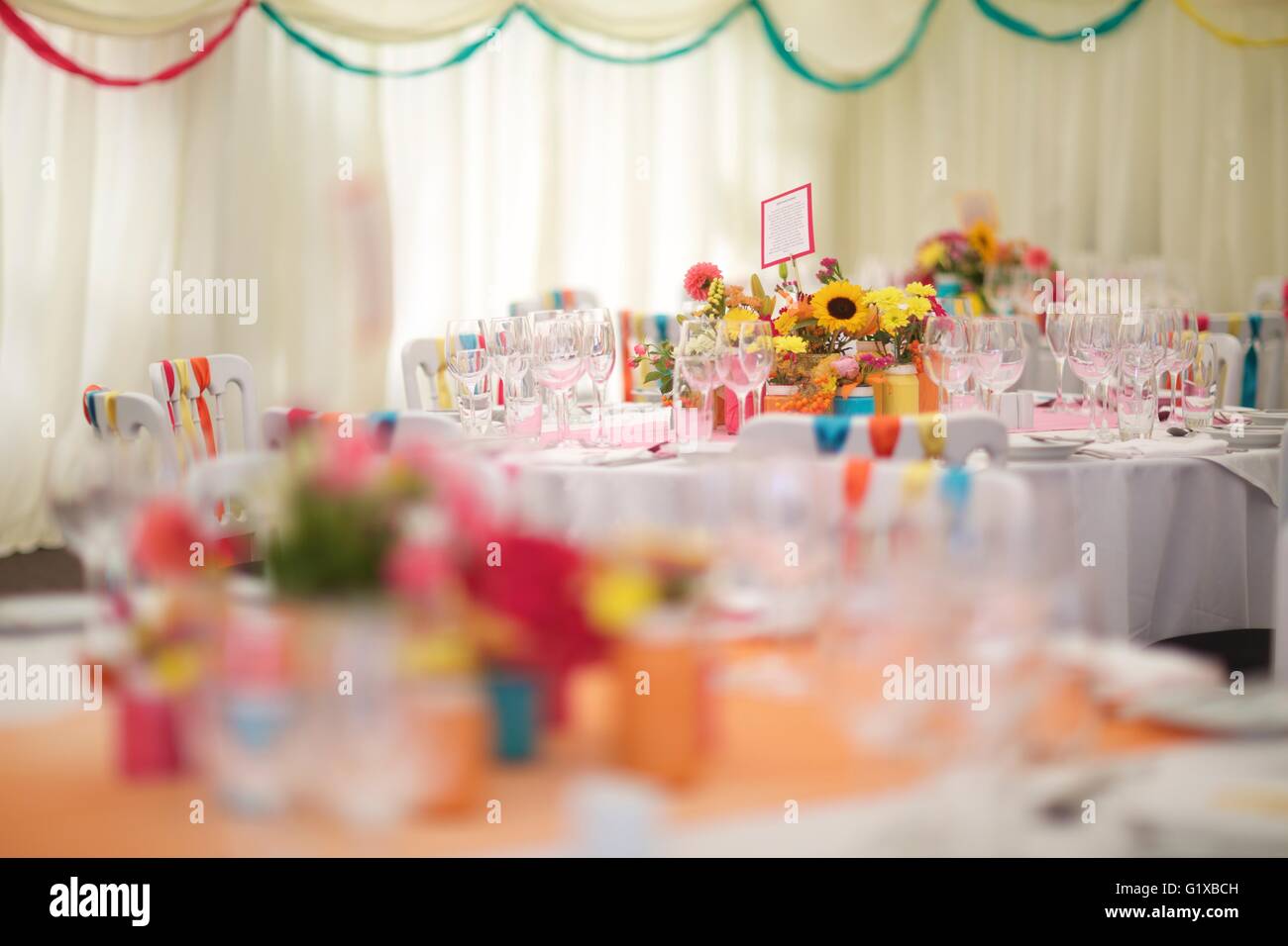 Chapiteau de mariage prêt pour partie de mariage. Banque D'Images